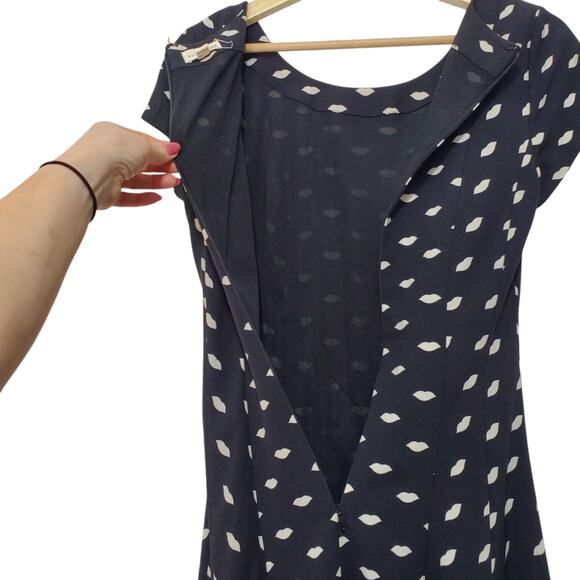 Maison Jules | Lip Kiss Print Cap Sleeve Structured Silhouette Dress - Picture 5 of 7